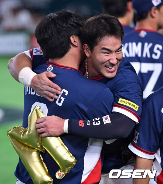 [OSEN=도쿄(일본), 손용호 기자] 도쿄의 기적이 나왔다. 한국 WBC 대표팀이 17년 만에 1라운드를 통과했다.&nbsp;한국은 9일 일본 도쿄돔에서 열린 ‘2026 월드베이스볼클래식(WBC)’ 1라운드 C조 호주와의 경기에서 로 승리를 거뒀다. 이로써 한국은 조별라운드 2승2패를 기록하면서 호주, 대만 등을 최소실점률로 제치면서 2009년 이후 17년 만에 1라운드를 통과했다. 이제 한국은 마이애미행 전세기를 탄다.경기 종료 후 한국 문보경과 안현민이 승리의 기쁨을 나누고 있다. 2026.03.09&nbsp;/spjj@osen.co.kr