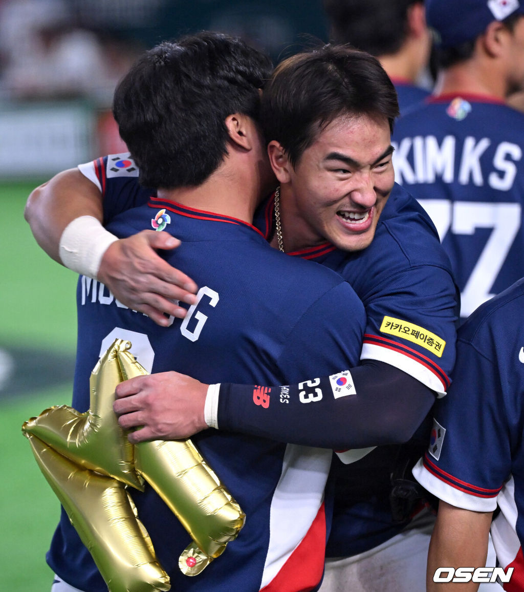 도쿄의 기적이 나왔다. 한국 WBC 대표팀이 17년 만에 1라운드를 통과했다. 한국은 9일 일본 도쿄돔에서 열린 ‘2026 월드베이스볼클래식(WBC)’ 1라운드 C조 호주와의 경기에서 로 승리를 거뒀다. 이로써 한국은 조별라운드 2승2패를 기록하면서 호주, 대만 등을 최소실점률로 제치면서 2009년 이후 17년 만에 1라운드를 통과했다. 이제 한국은 마이애미행 전세기를 탄다.경기 종료 후 한국 문보경과 안현민이 승리의 기쁨을 나누고 있다. 2026.03.09 /spjj@osen.co.kr