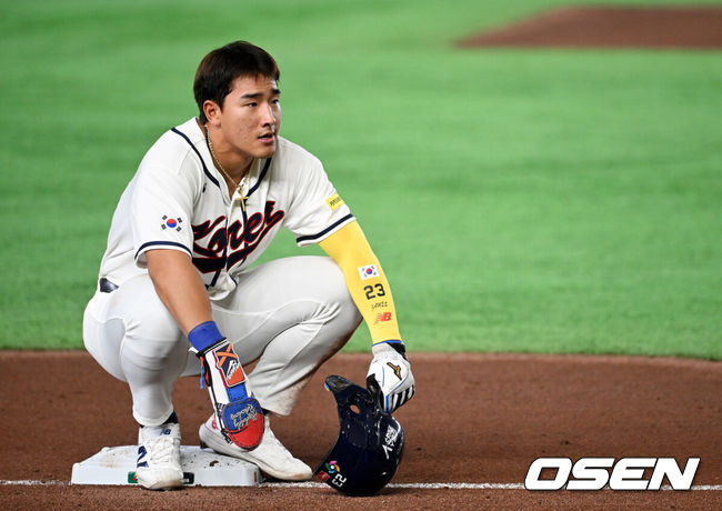 [OSEN=도쿄(일본), 손용호 기자] 8일 일본 도쿄돔에서 2026 월드베이스볼클래식(WBC) 1라운드 C조 조별리그 대한민국과 대만의 경기가&nbsp;열렸다.한국은 전날(7일) 일본과의 경기에서 6-8로 석패했다. 앞서 체코전을 11-4로 잡았던 한국은 1승1패를 마크하게 됐고, 남은 대만전과 호주전에 사활을 걸어야 한다.5회말 무사 1루에서 한국 안현민이 문보경의 중전 안타에 3루에 안착하며 숨을 몰아쉬고 있다. 2026.03.08&nbsp;/spjj@osen.co.kr
