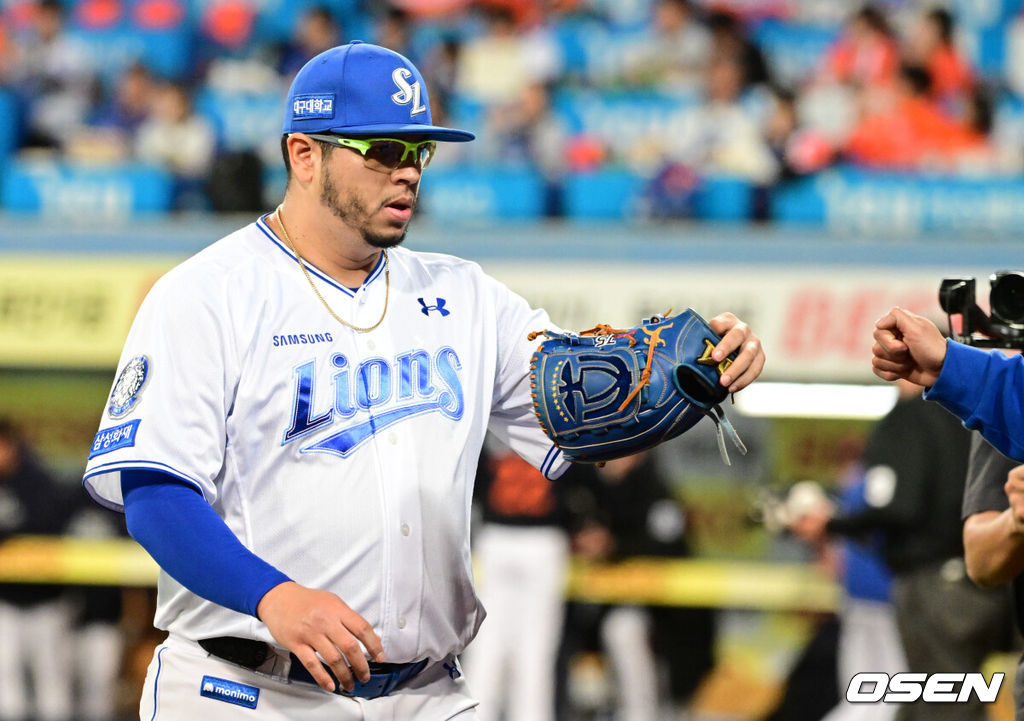 21일 대구 삼성라이온즈파크에서 2025 신한 SOL Bank KBO리그 포스트시즌 플레이오프 3차전 삼성 라이온즈와 한화 이글스의 경기가 열렸다.홈팀 삼성은 후라도, 방문팀 한화는 류현진을 선발로 내세웠다.1회초를 무실점으로 마친 삼성 후라도가 더그아웃으로 향하고 있다. 2025.10.21 /cej@osen.co.kr