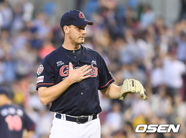 [OSEN=잠실, 곽영래 기자] 13일 오후 서울 잠실야구장에서 '2019 신한은행 마이카 KBO리그' LG 트윈스와 롯데 자이언츠의 경기가 열렸다.4회말 2사 1루 롯데 다익손이 LG 조셉에게 역전 투런홈런을 허용한 뒤 안중열과 이야기를 나누고 있다. /youngrae@osen.co.kr