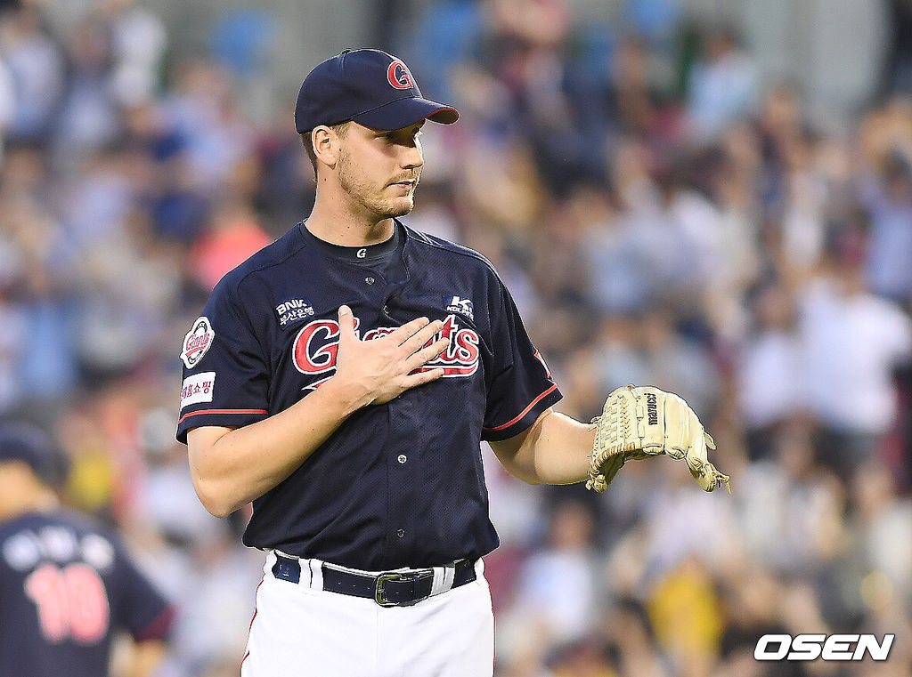 13일 오후 서울 잠실야구장에서 '2019 신한은행 마이카 KBO리그' LG 트윈스와 롯데 자이언츠의 경기가 열렸다.4회말 2사 1루 롯데 다익손이 LG 조셉에게 역전 투런홈런을 허용한 뒤 안중열과 이야기를 나누고 있다. /youngrae@osen.co.kr