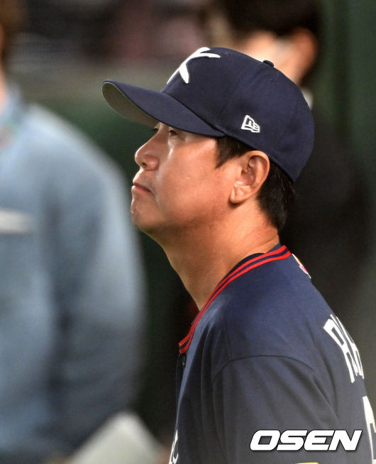 [OSEN=도쿄(일본), 손용호 기자] 9일 일본 도쿄돔에서 월드베이스볼클래식(WBC) 조별리그 C조 한국과 호주의 경기가&nbsp;열렸다.C조는 일본이 3승으로 조 1위를 확정, 8강에 진출했다. 호주가 2승 1패, 대만이 2승 2패, 한국이 1승 2패, 체코는 3패다.한국 WBC 대표팀이 8강에 진출하려면 호주에 2점 이하로 실점하면서 5점 차 이상으로 승리해야만 한다.경기에 앞서 한국 류지현 감독이 그라운드를 바라보고 있다. 2026.03.09&nbsp;/spjj@osen.co.kr