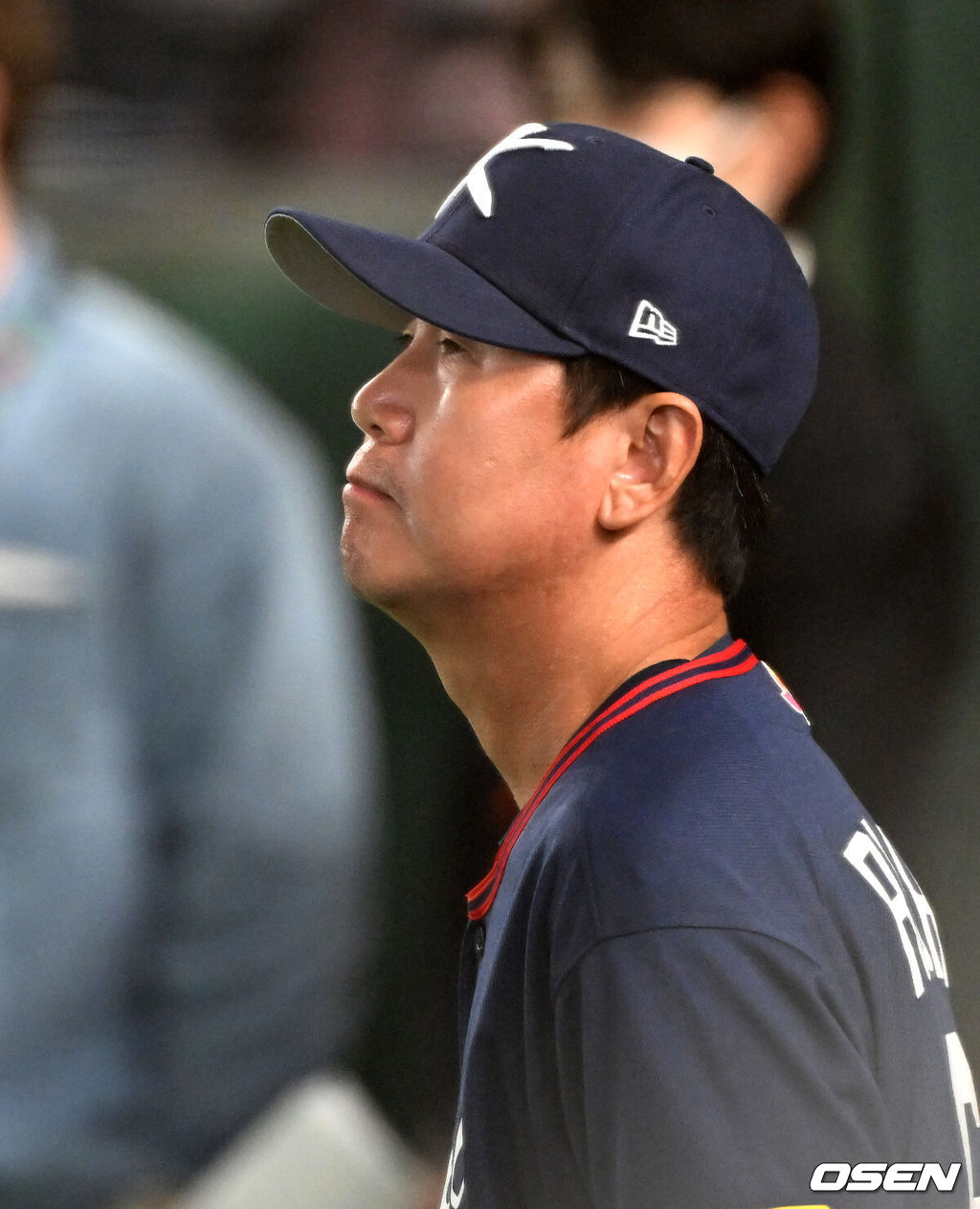 9일 일본 도쿄돔에서 월드베이스볼클래식(WBC) 조별리그 C조 한국과 호주의 경기가 열렸다.C조는 일본이 3승으로 조 1위를 확정, 8강에 진출했다. 호주가 2승 1패, 대만이 2승 2패, 한국이 1승 2패, 체코는 3패다.한국 WBC 대표팀이 8강에 진출하려면 호주에 2점 이하로 실점하면서 5점 차 이상으로 승리해야만 한다.경기에 앞서 한국 류지현 감독이 그라운드를 바라보고 있다. 2026.03.09 /spjj@osen.co.kr