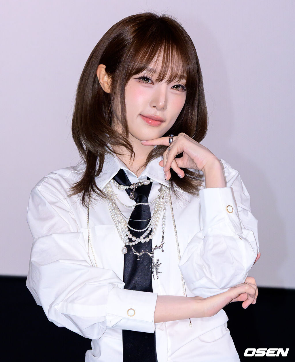 11일 오후 서울 강남구 신사동 CGV 압구정에서 최예나 다섯 번째 미니앨범 ‘LOVE CATCHER(러브 캐처)’ 발매 기념 기자간담회가 열렸다.‘LOVE CATCHER’는 봄바람처럼 다가온 사랑의 순간들을 다양한 감정과 색깔로 풀어낸 앨범이다. 최예나는 자신만의 키치한 감성과 솔직한 이야기를 담아 ‘예나 코어’의 음악적 색깔을 한층 선명하게 보여줄 예정이다.가수 최예나가 포토타임을 하고 있다. 2026.03.11 / jpnews@osen.co.kr