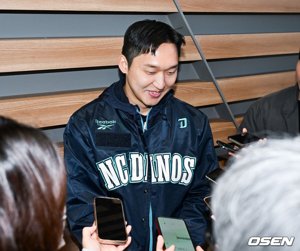 프로야구 NC 다이노스가 스프링캠프를 위해 24일 오후 인천국제공항을 통해 미국 LA로 출국했다.NC 스프링캠프 본진은 로스앤젤레스에 도착한 후 미국 국내선을 경유해 애리조나 투손으로 이동할 예정이다.NC 구창모가 출국길에 오르며 인터뷰를 하고 있다. 2026.01.24 / rumi@osen.co.kr