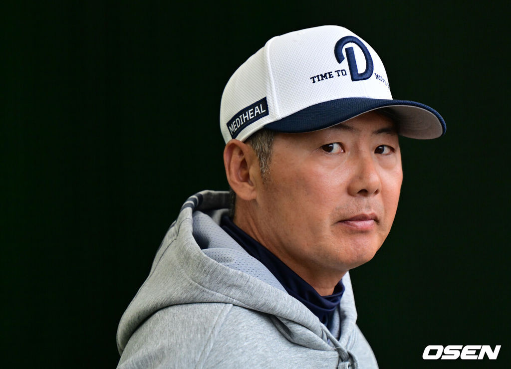 27일 일본 미야자키 미야코노조 구장에서 두산 베어스가 훈련을 가졌다. 이날 예정된 일본프로야구 지바 롯데와의 구춘대회 경기는 우천으로 취소됐다.두산 김원형 감독이 훈련을 지켜보고 있다. 2026.02.27 /jpnews@osen.co.kr