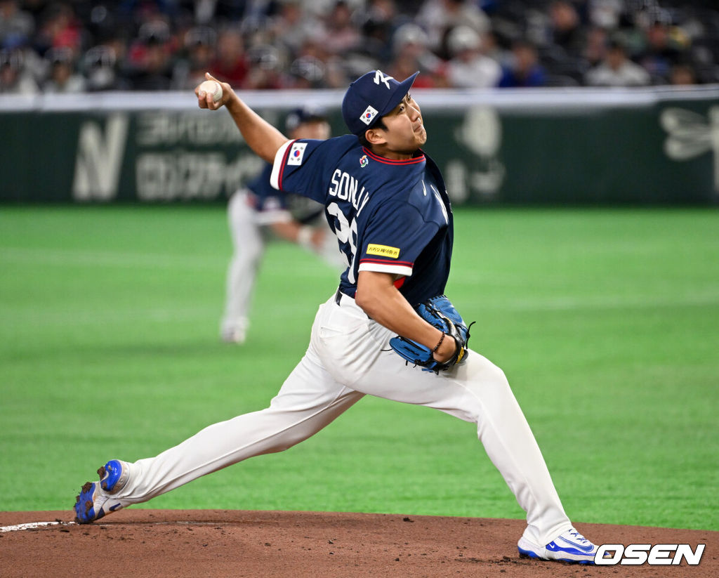 9일 일본 도쿄돔에서 월드베이스볼클래식(WBC) 조별리그 C조 한국과 호주의 경기가 열렸다.C조는 일본이 3승으로 조 1위를 확정, 8강에 진출했다. 호주가 2승 1패, 대만이 2승 2패, 한국이 1승 2패, 체코는 3패다.한국 WBC 대표팀이 8강에 진출하려면 호주에 2점 이하로 실점하면서 5점 차 이상으로 승리해야만 한다.1회말 무사에서 한국 선발투수 손주영이 역투하고 있다. 2026.03.09 /spjj@osen.co.kr