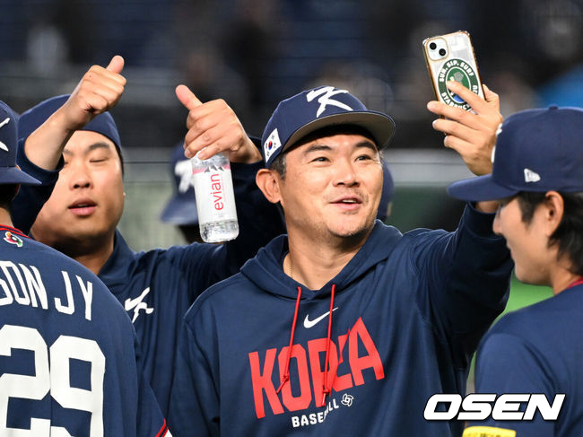 도쿄의 기적이 나왔다. 한국 WBC 대표팀이 17년 만에 1라운드를 통과했다. 한국은 9일 일본 도쿄돔에서 열린 ‘2026 월드베이스볼클래식(WBC)’ 1라운드 C조 호주와의 경기에서 로 승리를 거뒀다. 이로써 한국은 조별라운드 2승2패를 기록하면서 호주, 대만 등을 최소실점률로 제치면서 2009년 이후 17년 만에 1라운드를 통과했다. 이제 한국은 마이애미행 전세기를 탄다.경기 종료 후 한국 노경은이 류현진과 승리의 기쁨을 나누고 있다. 2026.03.09 /spjj@osen.co.kr