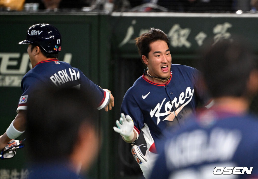 도쿄의 기적이 나왔다. 한국 WBC 대표팀이 17년 만에 1라운드를 통과했다. 한국은 9일 일본 도쿄돔에서 열린 ‘2026 월드베이스볼클래식(WBC)’ 1라운드 C조 호주와의 경기에서 로 승리를 거뒀다. 이로써 한국은 조별라운드 2승2패를 기록하면서 호주, 대만 등을 최소실점률로 제치면서 2009년 이후 17년 만에 1라운드를 통과했다. 이제 한국은 마이애미행 전세기를 탄다.9회초 1사 1,3루에서 한국 안현민이 희생플라이를 날리고 더그아웃에서 환호하고 있다. 2026.03.09 /spjj@osen.co.kr