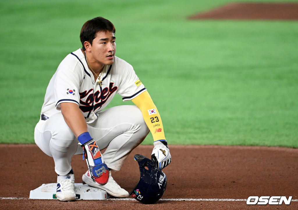 8일 일본 도쿄돔에서 2026 월드베이스볼클래식(WBC) 1라운드 C조 조별리그 대한민국과 대만의 경기가 열렸다.한국은 전날(7일) 일본과의 경기에서 6-8로 석패했다. 앞서 체코전을 11-4로 잡았던 한국은 1승1패를 마크하게 됐고, 남은 대만전과 호주전에 사활을 걸어야 한다.5회말 무사 1루에서 한국 안현민이 문보경의 중전 안타에 3루에 안착하며 숨을 몰아쉬고 있다. 2026.03.08 /spjj@osen.co.kr