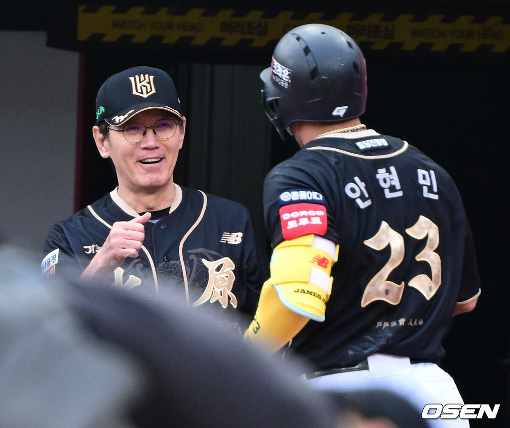 20일 수원 KT위즈파크에서 ‘2025 신한 SOL Bank KBO리그’ KT 위즈와 한화 이글스의 경기가 열렸다.홈팀 KT는 고영표, 방문팀 한화는 코디 폰세를 선발로 내세웠다.1회말 무사 1, 2루 상황 KT 안현민이 선제 좌월 스리런포를 날리고 홈을 밟은 뒤 이강철 감독과 기뻐하고 있다. 2025.09.20 / dreamer@osen.co.kr