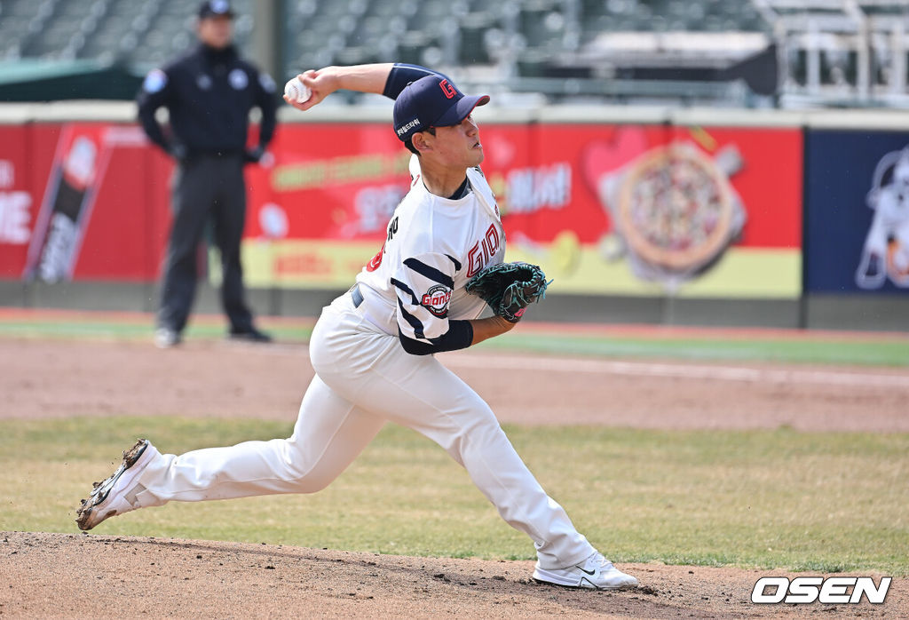 12일 부산 사직야구장에서 2026 신한 SOL KBO 리그 롯데 자이언츠와 KT 위즈의 시범경기가 열렸다. 이날 부산 사직과 이천, 대전, 광주, 마산 5개구장에서 막을 올렸다.롯데 자이언츠 선발 투수 김진욱이 역투하고 있다. 2026.03.12 / foto0307@osen.co.kr