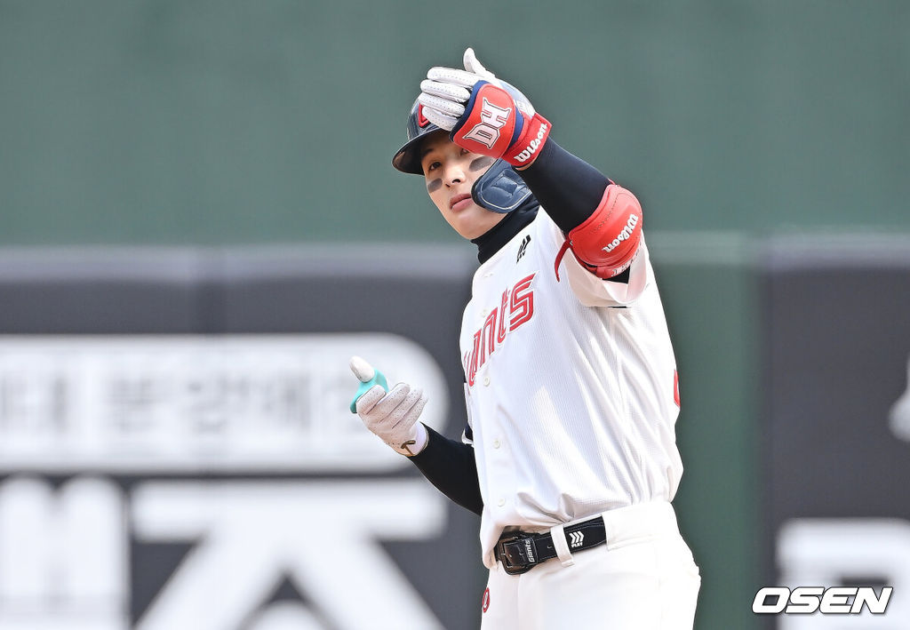 12일 부산 사직야구장에서 2026 신한 SOL KBO 리그 롯데 자이언츠와 KT 위즈의 시범경기가 열렸다. 이날 부산 사직과 이천, 대전, 광주, 마산 5개구장에서 막을 올렸다.롯데 자이언츠 윤동희가 5회말 2사 만루 2타점 우익수 앞 안타를 치고 2루까지 진루, 세리머니를 하고 있다. 2026.03.12 / foto0307@osen.co.kr