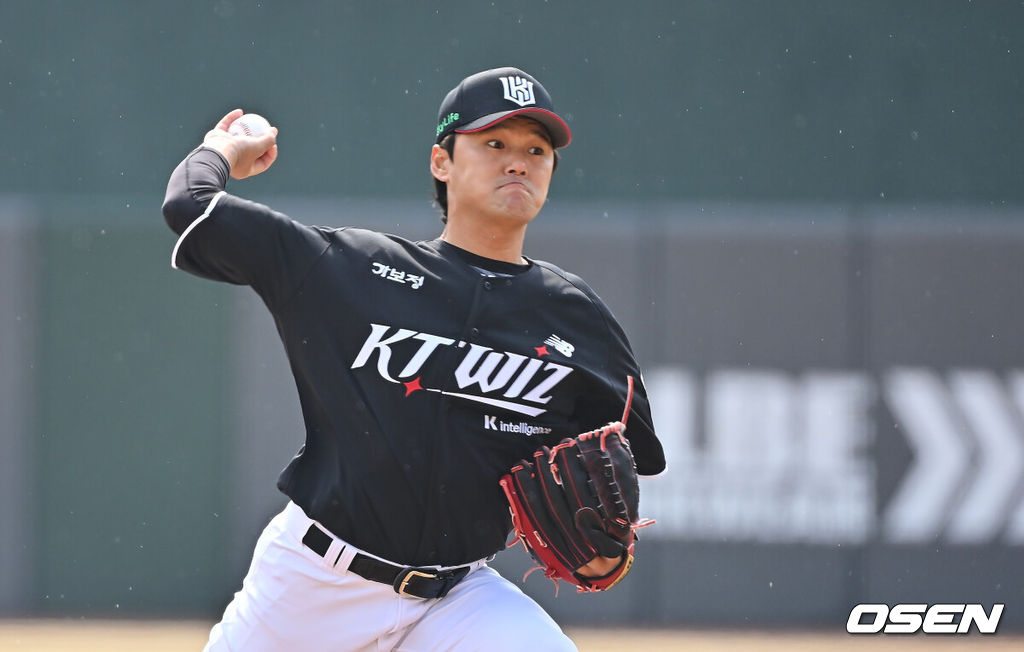 12일 부산 사직야구장에서 2026 신한 SOL KBO 리그 롯데 자이언츠와 KT 위즈의 시범경기가 열렸다. 이날 부산 사직과 이천, 대전, 광주, 마산 5개구장에서 막을 올렸다.KT 위즈 선발 투수 주권이 역투하고 역투하고 있다. 2026.03.12 / foto0307@osen.co.kr