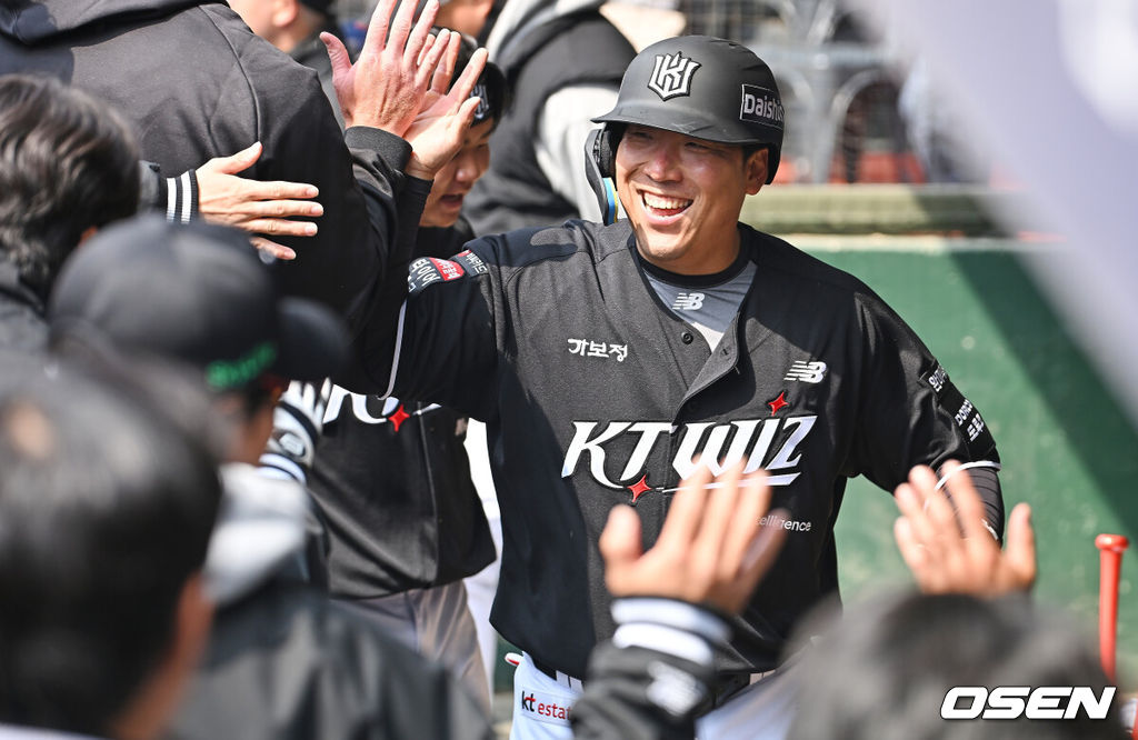 12일 부산 사직야구장에서 2026 신한 SOL KBO 리그 롯데 자이언츠와 KT 위즈의 시범경기가 열렸다. 이날 부산 사직과 이천, 대전, 광주, 마산 5개구장에서 막을 올렸다.KT 위즈 김현수가 1회초 1회초 1사 2루 힐리어드의 우익수 오른쪽 1타점 2루타때 득점을 올리고 기뻐하고 있다. 2026.03.12 / foto0307@osen.co.kr