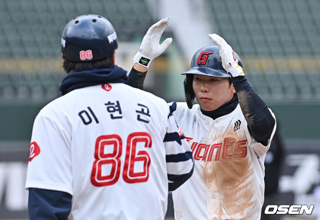 12일 부산 사직야구장에서 2026 신한 SOL KBO 리그 롯데 자이언츠와 KT 위즈의 시범경기가 열렸다. 이날 부산 사직과 이천, 대전, 광주, 마산 5개구장에서 막을 올렸다.롯데 자이언츠 장두성이 7회말 1사 3루 중견수 1타점 안타를 치고 세리머니를 하고 있다. 2026.03.12 / foto0307@osen.co.kr