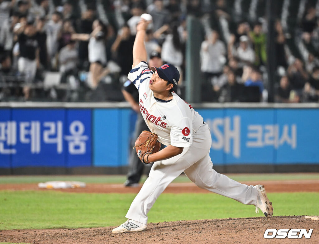 28일 부산 사직야구장에서 2025 신한 SOL 뱅크 KBO 리그 롯데 자이언츠와 KT 위즈의 경기가 열렸다. 홈팀 롯데는 감보아가, 방문팀 KT는 헤이수스가 선발 출전했다.롯데 자이언츠 박진이 역투하고 있다. 2025.08.28 / foto0307@osen.co.kr