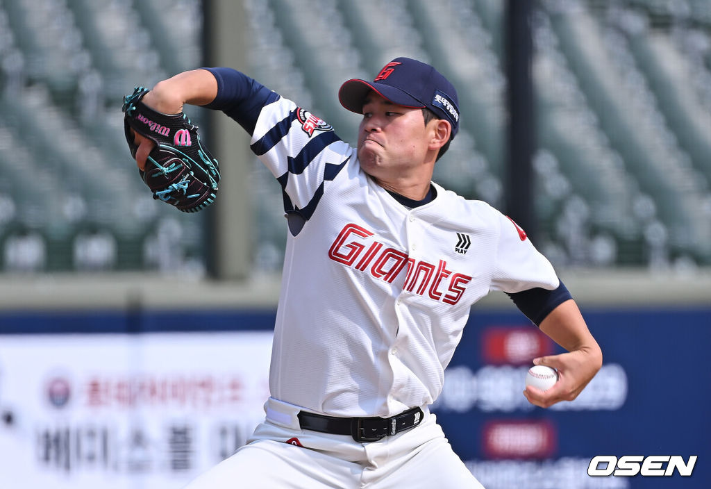 12일 부산 사직야구장에서 2026 신한 SOL KBO 리그 롯데 자이언츠와 KT 위즈의 시범경기가 열렸다. 이날 부산 사직과 이천, 대전, 광주, 마산 5개구장에서 막을 올렸다.롯데 자이언츠 선발 투수 김진욱이 역투하고 있다. 2026.03.12 / foto0307@osen.co.kr