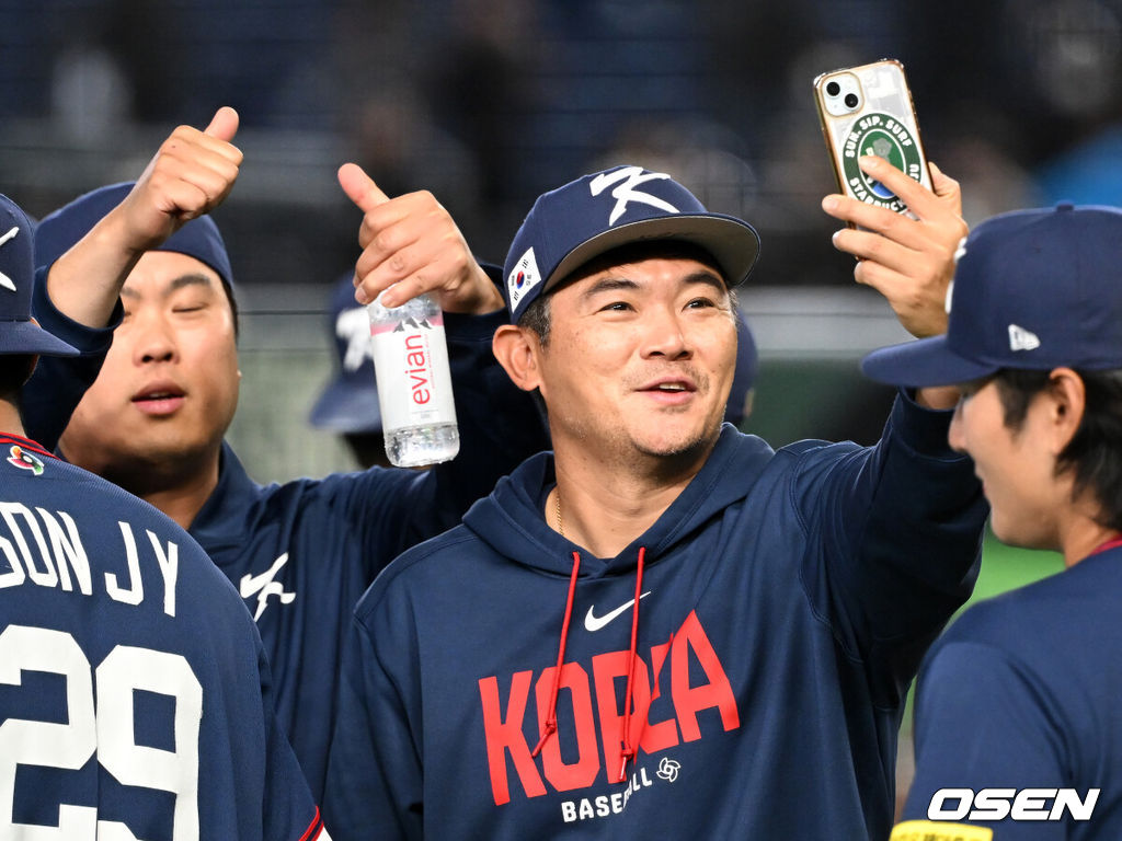도쿄의 기적이 나왔다. 한국 WBC 대표팀이 17년 만에 1라운드를 통과했다. 한국은 9일 일본 도쿄돔에서 열린 ‘2026 월드베이스볼클래식(WBC)’ 1라운드 C조 호주와의 경기에서 로 승리를 거뒀다. 이로써 한국은 조별라운드 2승2패를 기록하면서 호주, 대만 등을 최소실점률로 제치면서 2009년 이후 17년 만에 1라운드를 통과했다. 이제 한국은 마이애미행 전세기를 탄다.경기 종료 후 한국 노경은이 류현진과 승리의 기쁨을 나누고 있다. 2026.03.09 /spjj@osen.co.kr