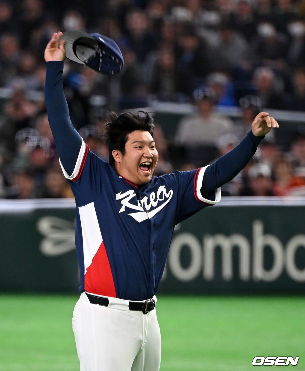 도쿄의 기적이 나왔다. 한국 WBC 대표팀이 17년 만에 1라운드를 통과했다. 한국은 9일 일본 도쿄돔에서 열린 ‘2026 월드베이스볼클래식(WBC)’ 1라운드 C조 호주와의 경기에서 로 승리를 거뒀다. 이로써 한국은 조별라운드 2승2패를 기록하면서 호주, 대만 등을 최소실점률로 제치면서 2009년 이후 17년 만에 1라운드를 통과했다. 이제 한국은 마이애미행 전세기를 탄다.경기 종료 한국 문보경이 동료들과 승리의 기쁨을 나누고 있다. 2026.03.09 /spjj@osen.co.kr