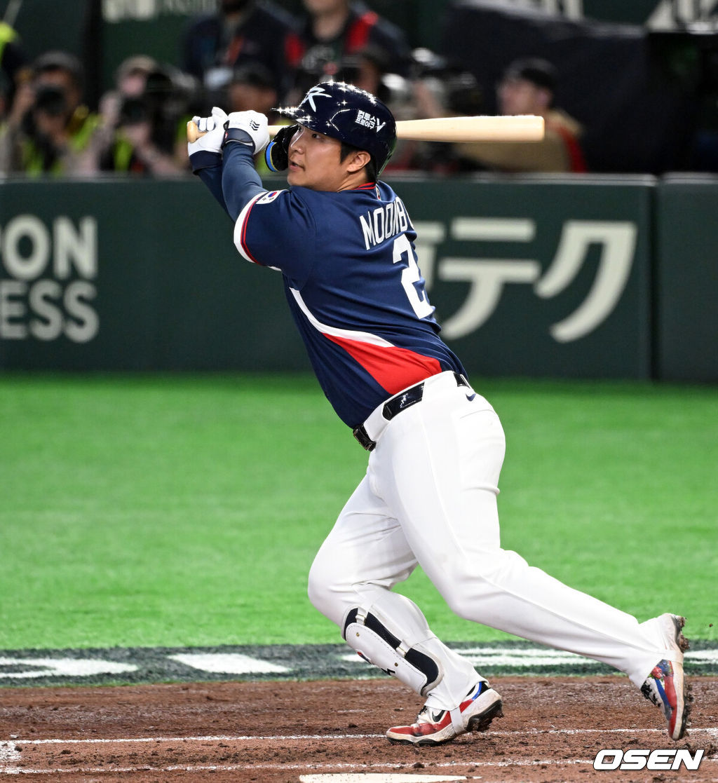 도쿄의 기적이 나왔다. 한국 WBC 대표팀이 17년 만에 1라운드를 통과했다. 한국은 9일 일본 도쿄돔에서 열린 ‘2026 월드베이스볼클래식(WBC)’ 1라운드 C조 호주와의 경기에서 로 승리를 거뒀다. 이로써 한국은 조별라운드 2승2패를 기록하면서 호주, 대만 등을 최소실점률로 제치면서 2009년 이후 17년 만에 1라운드를 통과했다. 이제 한국은 마이애미행 전세기를 탄다.5회초 2사 2루에서 한국 문보경이 좌월 적시타를 치고 있다. 2026.03.09 /spjj@osen.co.kr