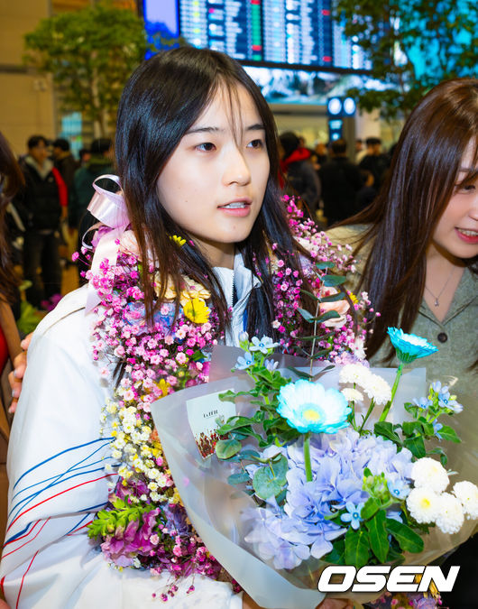 [OSEN=인천공항, 민경훈 기자] 밀라노·코르티나담페초 동계올림픽 우리 선수단 첫 금메달의 주인공 최가온(18·세화여고)이 16일 오후 인천국제공항을 통해 입국했다.최가온은 지난 13일 밀라노 아이스스케이팅 아레나에서 열린 여자 스노보드 하프파이프 결선에서 극적인 역전 드라마를 완성하며 한국 선수단의 설상 종목 첫 올림픽 금메달의 주인공이 됐다.최가온이 입국장을 걸어 나오고 있다. 2026.02.16 /rumi@osen.co.kr