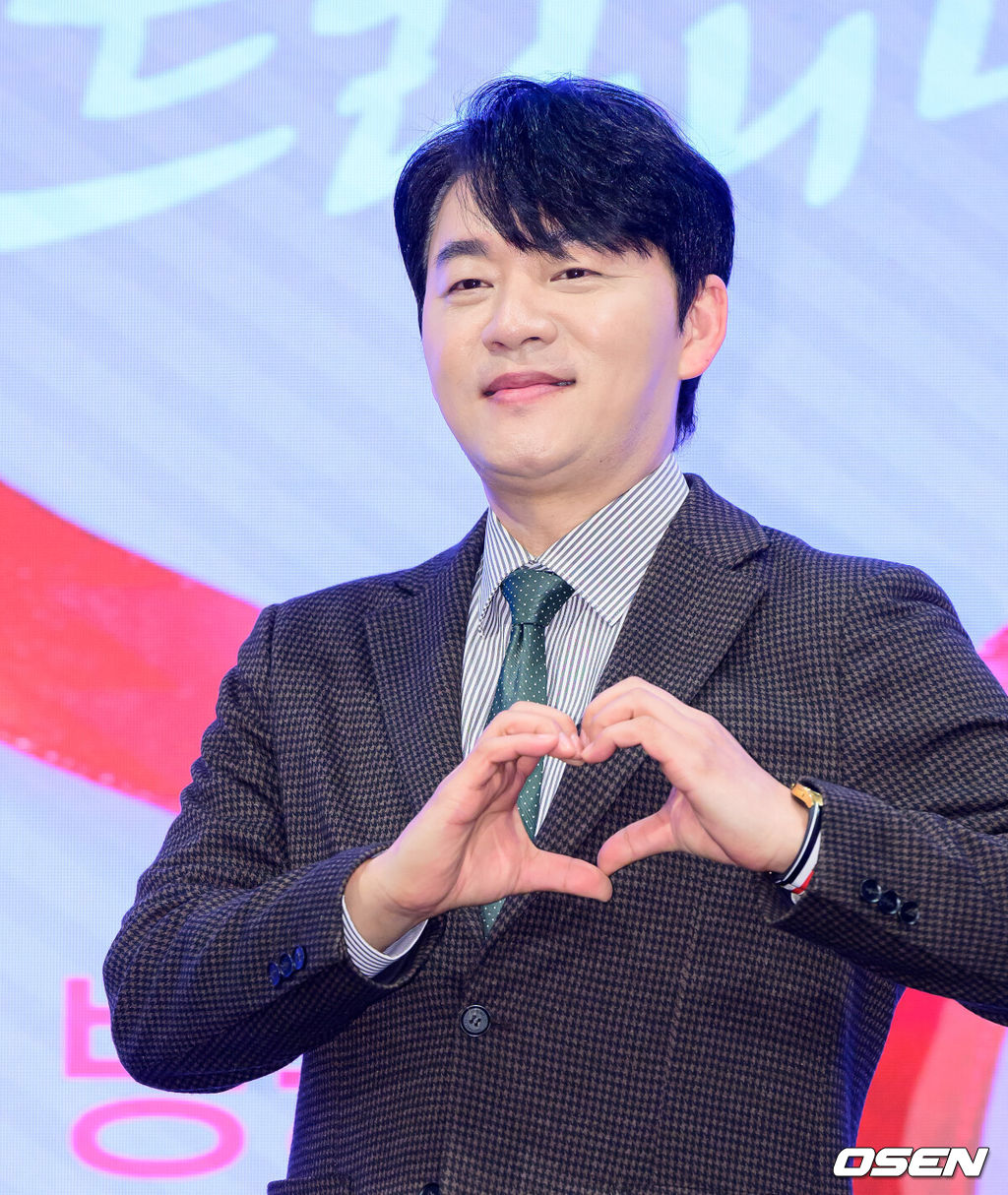 28일 오후 서울 신도림 더세인트에서 KBS 2TV 새 주말드라마 ‘사랑을 처방해 드립니다’ 제작발표회가 열렸다.오는 31일 오후 8시 첫 방송 예정인 ‘사랑을 처방해 드립니다’는 30년 동안 악연으로 얽혔던 두 집안이 오해를 풀고 서로의 상처를 보듬으며, 결국 하나의 가족으로 다시 태어나는 패밀리 메이크업 드라마다.배우 김승수가 포토타임을 하고 있다. 2026.01.28 /jpnews@osen.co.kr