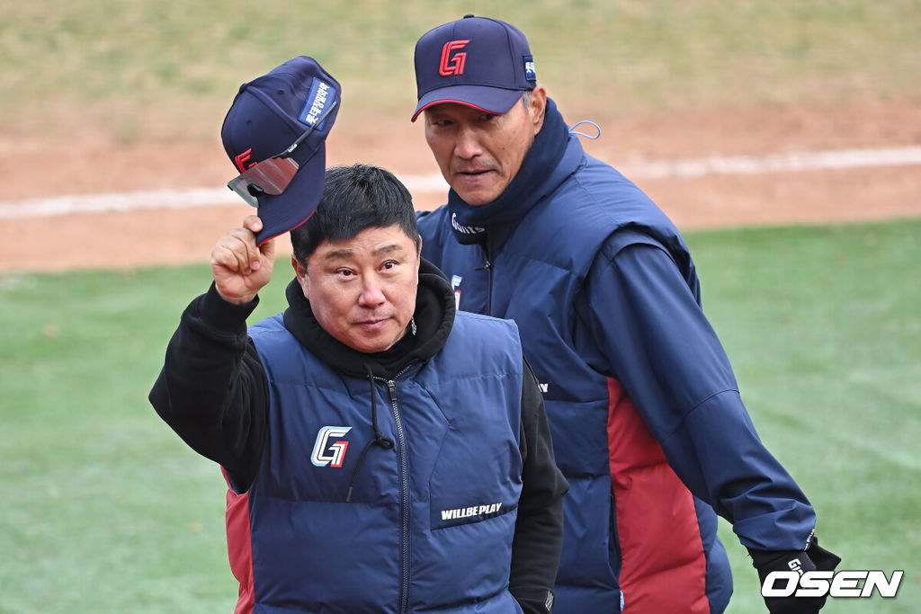 12일 부산 사직야구장에서 2026 신한 SOL KBO 리그 롯데 자이언츠와 KT 위즈의 시범경기가 열렸다. 이날 부산 사직과 이천, 대전, 광주, 마산 5개구장에서 막을 올렸다.롯데 자이언츠 김태형 감독이 KT 위즈에 4-3으로 승리한 후 팬들에게 감사 인사를 하고 있다. 2026.03.12 / foto0307@osen.co.kr