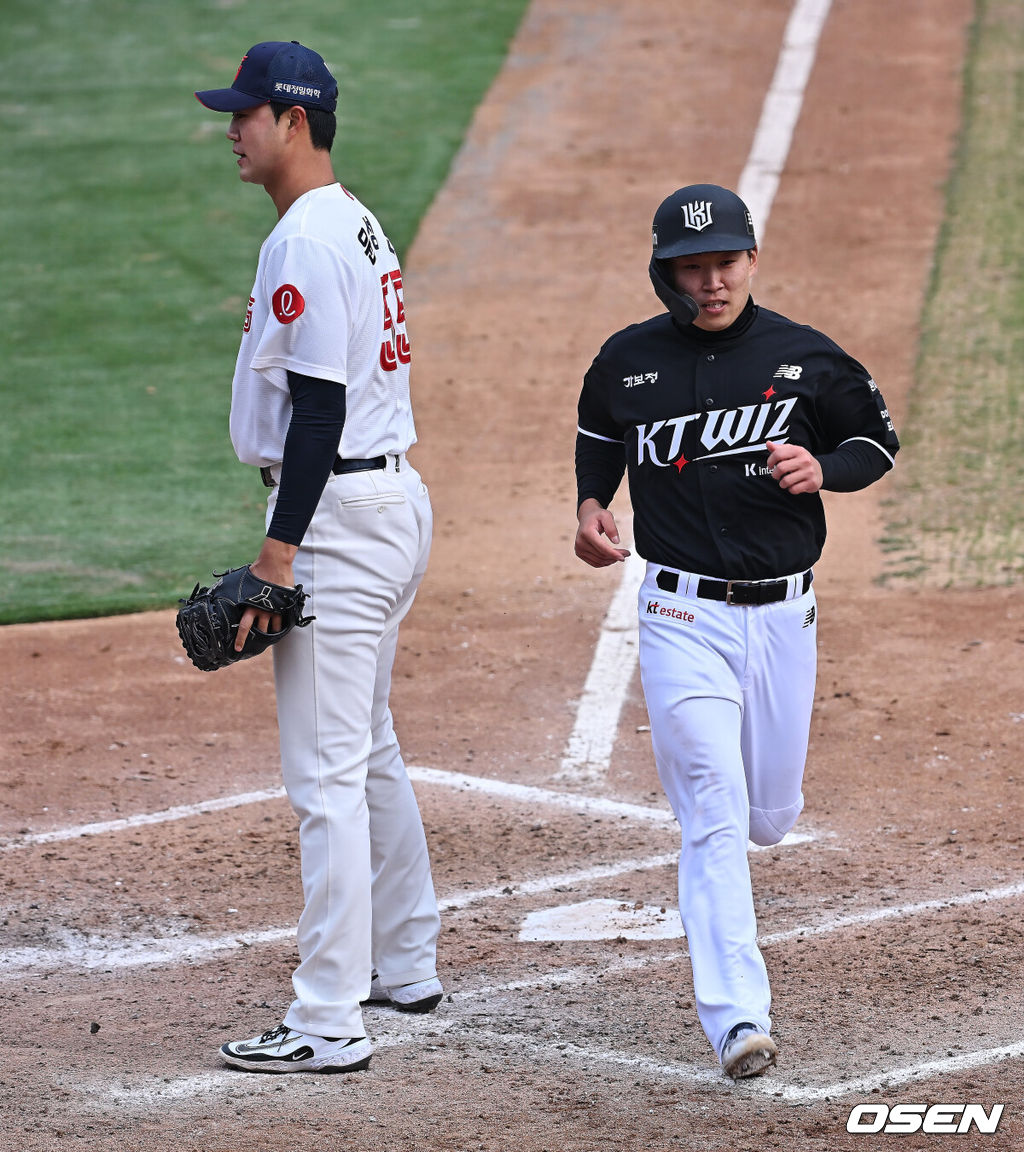 12일 부산 사직야구장에서 2026 신한 SOL KBO 리그 롯데 자이언츠와 KT 위즈의 시범경기가 열렸다. 이날 부산 사직과 이천, 대전, 광주, 마산 5개구장에서 막을 올렸다.롯데 자이언츠 윤성빈이 9회초 2사 3루 KT 위즈 유준규 타석때 폭투로 류현인에게 실점하고 있다. 2026.03.12 / foto0307@osen.co.kr