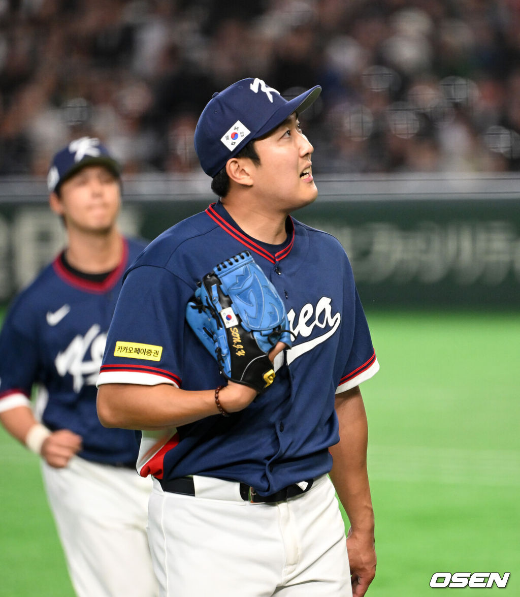 9일 일본 도쿄돔에서 월드베이스볼클래식(WBC) 조별리그 C조 한국과 호주의 경기가 열렸다.C조는 일본이 3승으로 조 1위를 확정, 8강에 진출했다. 호주가 2승 1패, 대만이 2승 2패, 한국이 1승 2패, 체코는 3패다.한국 WBC 대표팀이 8강에 진출하려면 호주에 2점 이하로 실점하면서 5점 차 이상으로 승리해야만 한다.1회말 수비를 마친 한국 손주영이 더그아웃으로 가고 있다. 2026.03.09 /spjj@osen.co.kr