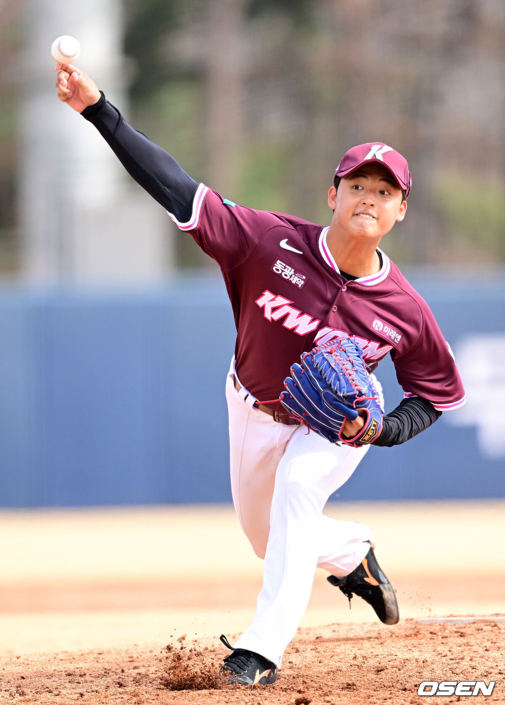 12일 경기도 이천 두산베어스파크에서 ‘2026 신한 SOL KBO리그’ 시범경기 두산 베어스와 키움 히어로즈의 경기가 열렸다.시범경기는 오늘(12일)부터 오는 24일까지 진행되며, 각 팀이 12경기씩 치러 총 60경기가 펼쳐질 예정이다.4회말 마운드에 오른 키움 박준현이 힘차게 공을 뿌리고 있다. 2026.03.12 / dreamer@osen.co.kr