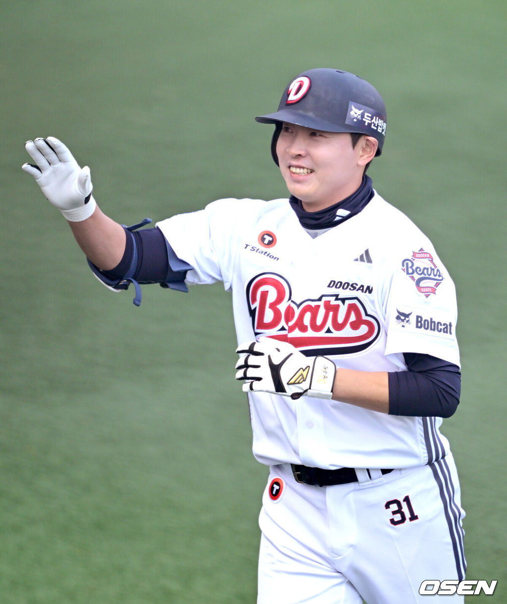 12일 경기도 이천 두산베어스파크에서 ‘2026 신한 SOL KBO리그’ 시범경기 두산 베어스와 키움 히어로즈의 경기가 열렸다.시범경기는 오늘(12일)부터 오는 24일까지 진행되며, 각 팀이 12경기씩 치러 총 60경기가 펼쳐질 예정이다.5회말 1사 주자없는 상황 두산 정수빈이 달아나는 우월 솔로포를 날리고 홈을 밟은 뒤 기뻐하고 있다. 2026.03.12 / dreamer@osen.co.kr