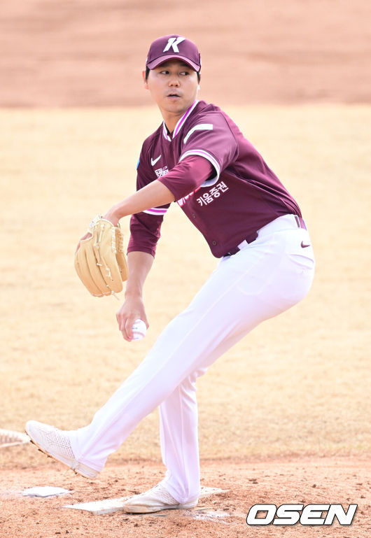 [OSEN=이천, 최규한 기자] 12일 경기도 이천 두산베어스파크에서 ‘2026 신한 SOL KBO리그’ 시범경기 두산 베어스와 키움 히어로즈의 경기가 열렸다.시범경기는&nbsp;오늘(12일)부터&nbsp;오는 24일까지 진행되며, 각 팀이 12경기씩 치러 총 60경기가 펼쳐질 예정이다.키움 선발 하영민이 힘차게 공을 뿌리고 있다. 2026.03.12 / dreamer@osen.co.kr