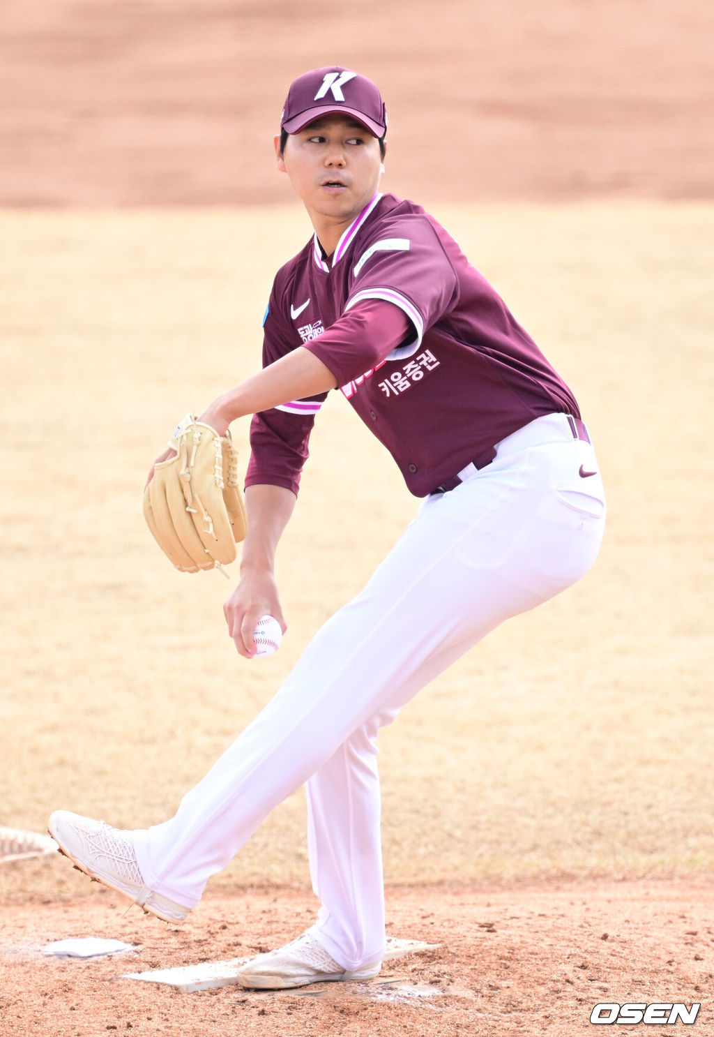12일 경기도 이천 두산베어스파크에서 ‘2026 신한 SOL KBO리그’ 시범경기 두산 베어스와 키움 히어로즈의 경기가 열렸다.시범경기는 오늘(12일)부터 오는 24일까지 진행되며, 각 팀이 12경기씩 치러 총 60경기가 펼쳐질 예정이다.키움 선발 하영민이 힘차게 공을 뿌리고 있다. 2026.03.12 / dreamer@osen.co.kr