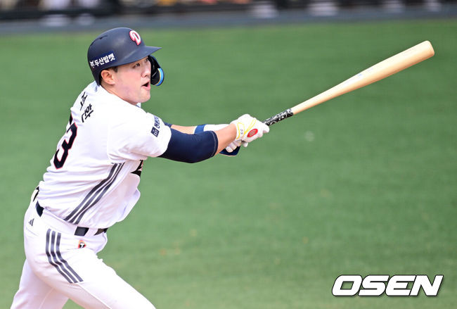 [OSEN=이천, 최규한 기자] 12일 경기도 이천 두산베어스파크에서 ‘2026 신한 SOL KBO리그’ 시범경기 두산 베어스와 키움 히어로즈의 경기가 열렸다.시범경기는&nbsp;오늘(12일)부터&nbsp;오는 24일까지 진행되며, 각 팀이 12경기씩 치러 총 60경기가 펼쳐질 예정이다.4회말 1사 2루 상황 두산 양석환이 동점 1타점 2루타를 날리고 있다. 2026.03.12 / dreamer@osen.co.kr