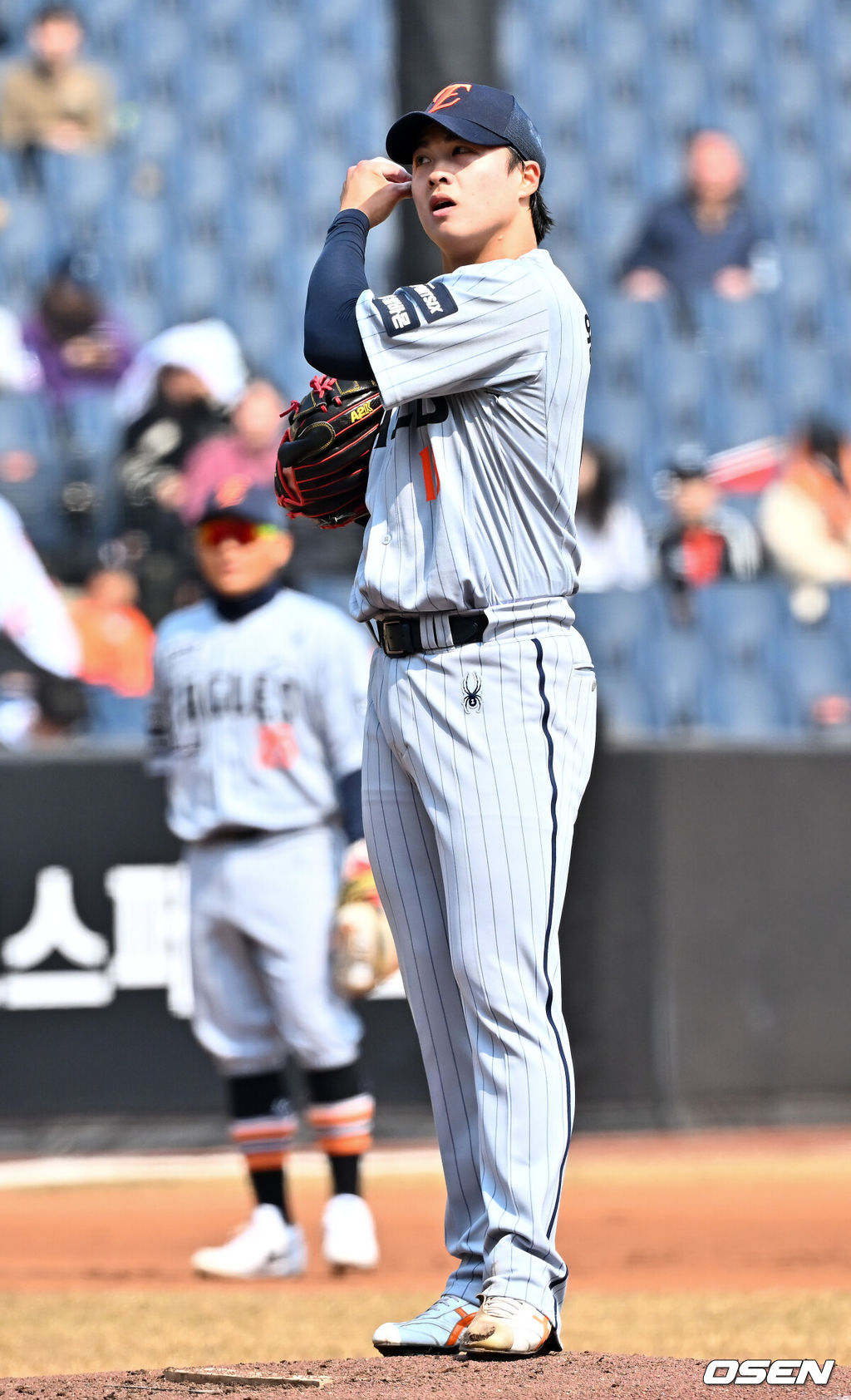 12일 대전 한화생명볼파크에서 2026 신한 SOL KBO리그 시범경기 한화 이글스와 삼성 라이온즈의 경기가 열렸다.시범경기는 오늘(12일)부터 오는 24일까지 진행되며, 각 팀이 12경기씩 치러 총 60경기가 펼쳐진다.1회초 무사 주자 1,2루 삼성 최형우에게 사구를 던진 한화 선발 왕옌청이 아쉬워하고 있다. 2026.03.12 /rumi@osen.co.kr