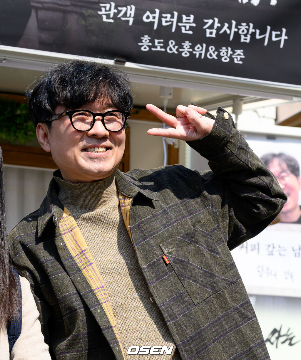 장항준 감독이 12일 오후 서울 중구 프레스센터 앞 광장에서 영화 '왕과 사는 남자' 흥행 감사 커피차 이벤트를 열었다.'왕과 사는 남자'는 개봉 36일째인 어제(11일) 관객수 1200만명을 넘어섰다. 이로써 '파묘'(1191만4869명)를 꺾고 역대 박스오피스 20위에 안착했다.장항준 감독이 커피차 이벤트를 진행하고 있다. 2026.03.12 /sunday@osen.co.kr