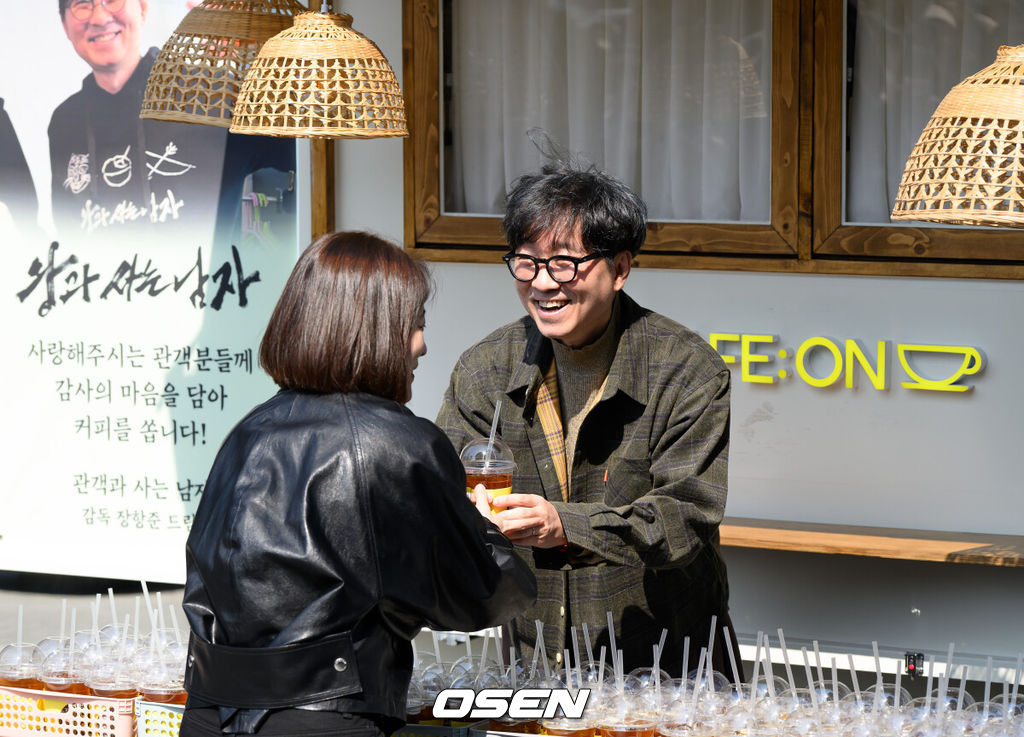 장항준 감독이 12일 오후 서울 중구 프레스센터 앞 광장에서 영화 '왕과 사는 남자' 흥행 감사 커피차 이벤트를 열었다.'왕과 사는 남자'는 개봉 36일째인 어제(11일) 관객수 1200만명을 넘어섰다. 이로써 '파묘'(1191만4869명)를 꺾고 역대 박스오피스 20위에 안착했다.장항준 감독이 커피차 이벤트를 진행하고 있다. 2026.03.12 /sunday@osen.co.kr