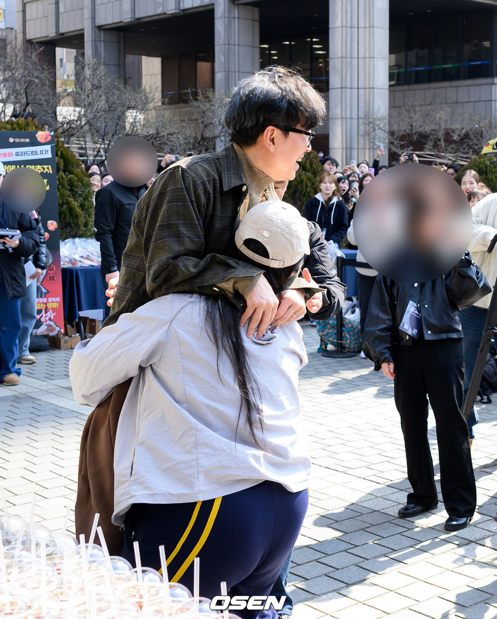 장항준 감독이 12일 오후 서울 중구 프레스센터 앞 광장에서 영화 '왕과 사는 남자' 흥행 감사 커피차 이벤트를 열었다.'왕과 사는 남자'는 개봉 36일째인 어제(11일) 관객수 1200만명을 넘어섰다. 이로써 '파묘'(1191만4869명)를 꺾고 역대 박스오피스 20위에 안착했다.장항준 감독이 커피차 이벤트를 진행하고 있다. 2026.03.12 /sunday@osen.co.kr