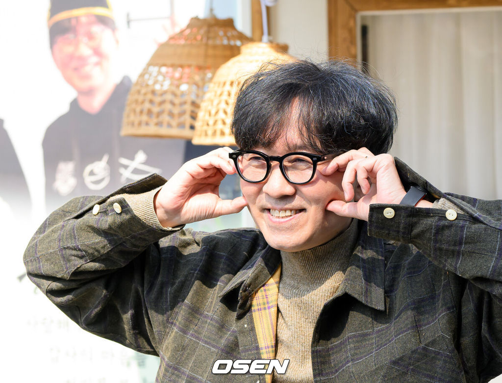 장항준 감독이 12일 오후 서울 중구 프레스센터 앞 광장에서 영화 '왕과 사는 남자' 흥행 감사 커피차 이벤트를 열었다.'왕과 사는 남자'는 개봉 36일째인 어제(11일) 관객수 1200만명을 넘어섰다. 이로써 '파묘'(1191만4869명)를 꺾고 역대 박스오피스 20위에 안착했다.장항준 감독이 포즈를 취하고 있다. 2026.03.12 /sunday@osen.co.kr