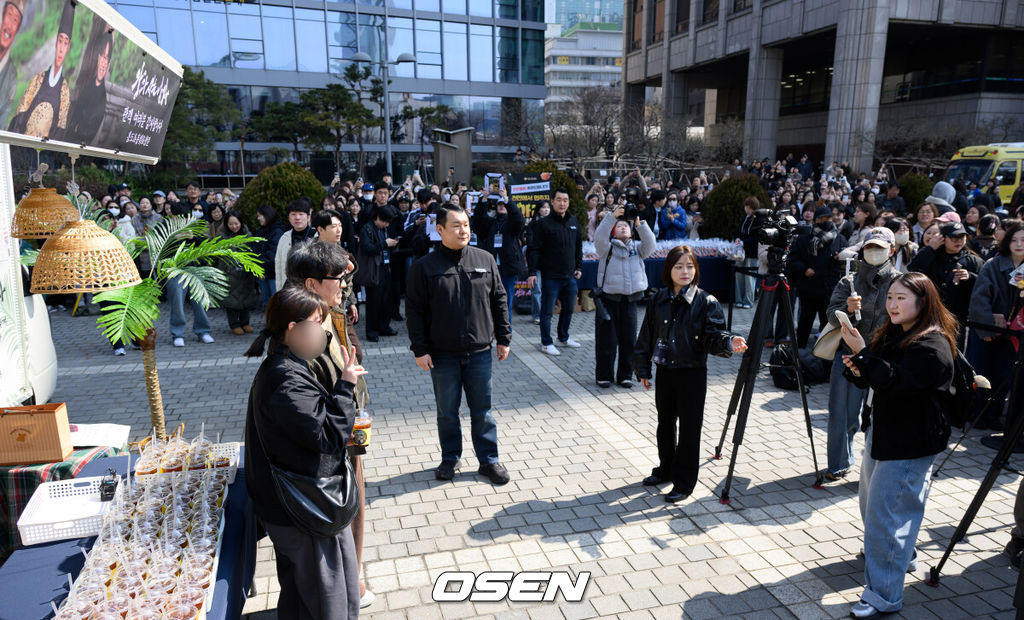 장항준 감독이 12일 오후 서울 중구 프레스센터 앞 광장에서 영화 '왕과 사는 남자' 흥행 감사 커피차 이벤트를 열었다.'왕과 사는 남자'는 개봉 36일째인 어제(11일) 관객수 1200만명을 넘어섰다. 이로써 '파묘'(1191만4869명)를 꺾고 역대 박스오피스 20위에 안착했다.장항준 감독이 커피차 이벤트를 진행하고 있다. 2026.03.12 /sunday@osen.co.kr