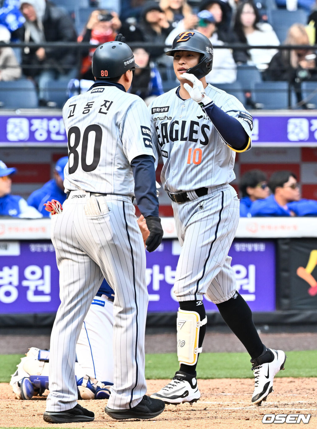 12일 대전 한화생명볼파크에서 2026 신한 SOL KBO리그 시범경기 한화 이글스와 삼성 라이온즈의 경기가 열렸다.시범경기는 오늘(12일)부터 오는 24일까지 진행되며, 각 팀이 12경기씩 치러 총 60경기가 펼쳐진다.8회말 무사 주자 2루 한화 이진영이 중월 투런 홈런을 때린 후 홈을 밟고 있다.  2026.03.12 /rumi@osen.co.kr