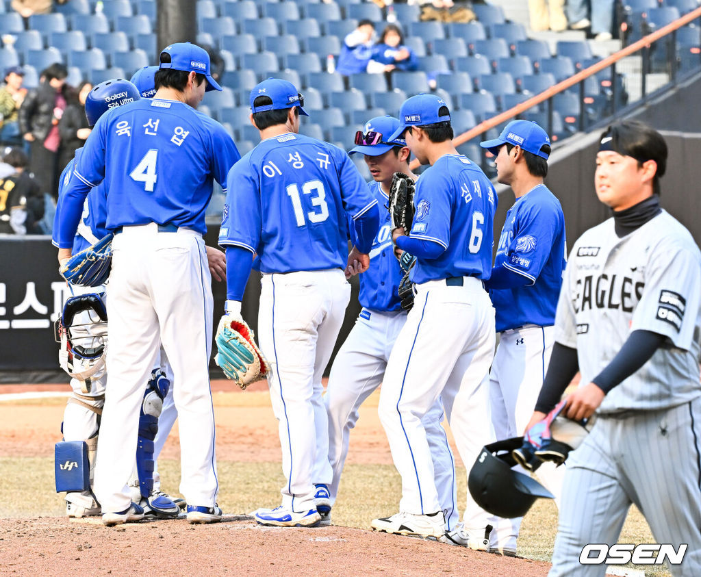 12일 대전 한화생명볼파크에서 2026 신한 SOL KBO리그 시범경기 한화 이글스와 삼성 라이온즈의 경기가 열렸다.이 경기에서 삼성은 한화에 12-3으로 승리했다. 장단 15안타를 기록한 삼성이 1승을, 한화가 1패를 안고 시범경기를 시작하게 됐다.경기를 마치고 삼성 선수들이 하이파이브를 하고 있다. 2026.03.12 /rumi@osen.co.kr