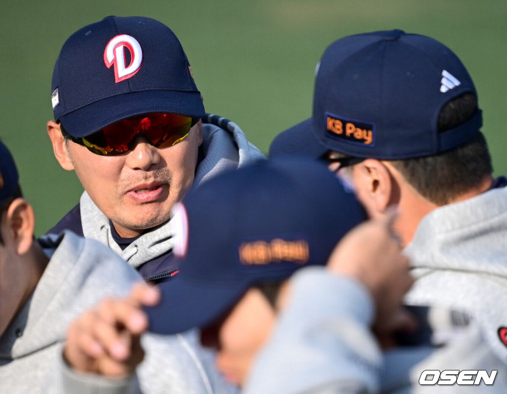 두산이 첫 시범경기부터 막강 화력을 뽐내며 김원형 신임 감독에게 첫 승을 안겼다. 프로야구 두산 베어스는 12일 이천베어스파크에서 열린 키움 히어로즈와의 2026 KBO리그 시범경기 개막전에서 9-7로 승리했다. 경기를 마치고 승리한 두산 김원형 감독이 선수들과 인사한 뒤 그라운드를 나서고 있다. 2026.03.12 / dreamer@osen.co.kr