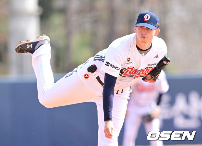 [OSEN=이천, 최규한 기자] 12일 경기도 이천 두산베어스파크에서 ‘2026 신한 SOL KBO리그’ 시범경기 두산 베어스와 키움 히어로즈의 경기가 열렸다.시범경기는&nbsp;오늘(12일)부터&nbsp;오는 24일까지 진행되며, 각 팀이 12경기씩 치러 총 60경기가 펼쳐질 예정이다.두산 선발 크리스 플렉센이 힘차게 공을 뿌리고 있다. 2026.03.12 / dreamer@osen.co.kr