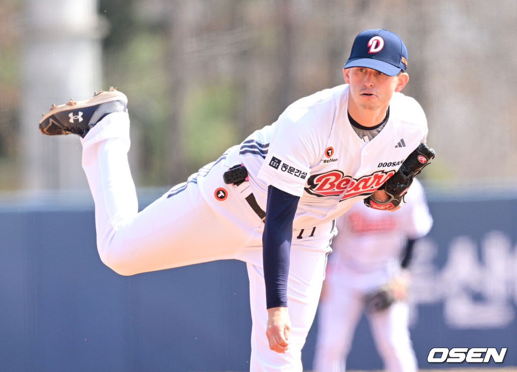 12일 경기도 이천 두산베어스파크에서 ‘2026 신한 SOL KBO리그’ 시범경기 두산 베어스와 키움 히어로즈의 경기가 열렸다.시범경기는 오늘(12일)부터 오는 24일까지 진행되며, 각 팀이 12경기씩 치러 총 60경기가 펼쳐질 예정이다.두산 선발 크리스 플렉센이 힘차게 공을 뿌리고 있다. 2026.03.12 / dreamer@osen.co.kr