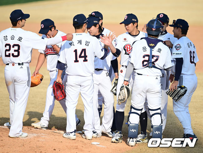 [OSEN=이천, 최규한 기자] 두산이 첫 시범경기부터 막강 화력을 뽐내며 김원형 신임 감독에게 첫 승을 안겼다.&nbsp;프로야구 두산 베어스는 12일 이천베어스파크에서 열린 키움 히어로즈와의 2026 KBO리그 시범경기 개막전에서 9-7로 승리했다.&nbsp;경기를 마치고 승리한 두산 선수들이 인사를 나누고 있다. 2026.03.12 / dreamer@osen.co.kr