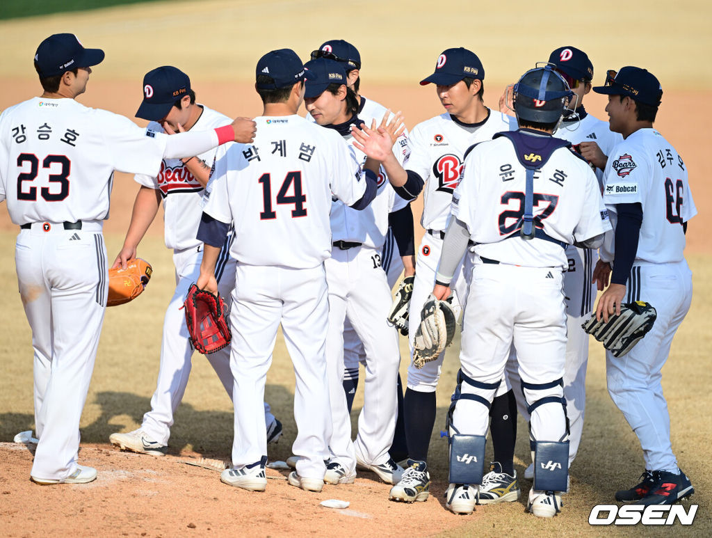 두산이 첫 시범경기부터 막강 화력을 뽐내며 김원형 신임 감독에게 첫 승을 안겼다. 프로야구 두산 베어스는 12일 이천베어스파크에서 열린 키움 히어로즈와의 2026 KBO리그 시범경기 개막전에서 9-7로 승리했다. 경기를 마치고 승리한 두산 선수들이 인사를 나누고 있다. 2026.03.12 / dreamer@osen.co.kr