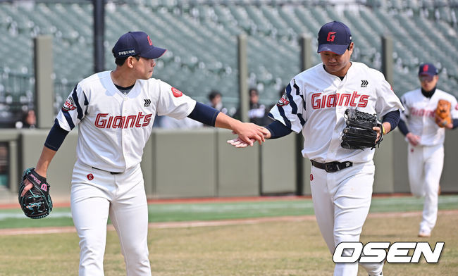 [OSEN=부산, 이석우 기자] 12일 부산 사직야구장에서 2026 신한 SOL KBO 리그 롯데 자이언츠와 KT 위즈의 시범경기가 열렸다. 이날 부산 사직과 이천, 대전, 광주, 마산 5개구장에서 막을 올렸다.롯데 자이언츠 손호영이 2회초 2사 KT 위즈 이강민의 3루 땅볼을 어렵게 잡아 아웃시키고 김진욱과 하이파이브를 하고 있다. 2026.03.12 / foto0307@osen.co.kr
